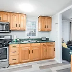220 W Ashley - Corner Cottage - Central Location