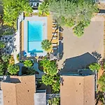 Folliday Inn - The Aguarama - Room 33