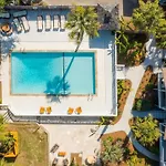 Folliday Inn - The Aguarama - Room 33
