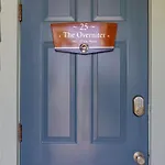 Folliday Inn - The Overnighter - Room 25