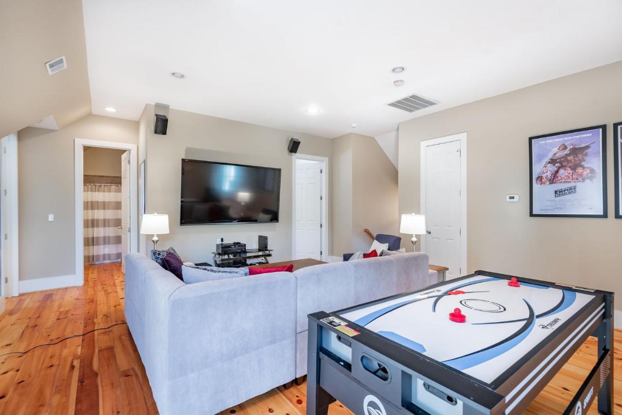 114 W Huron - Castle - Saltwater Pool - Heated Upon Request