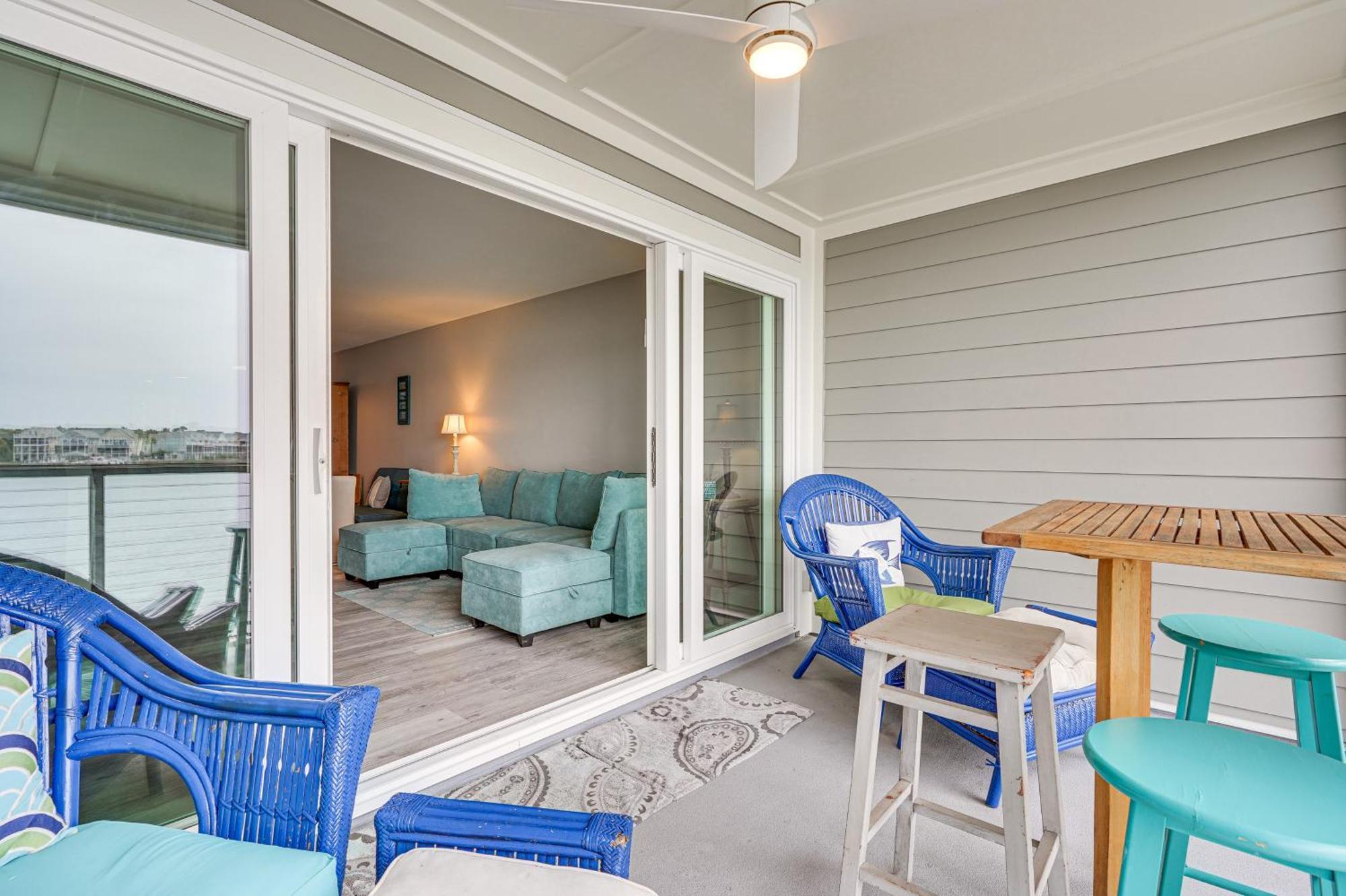 Retreat With Pool Access And River Views! *