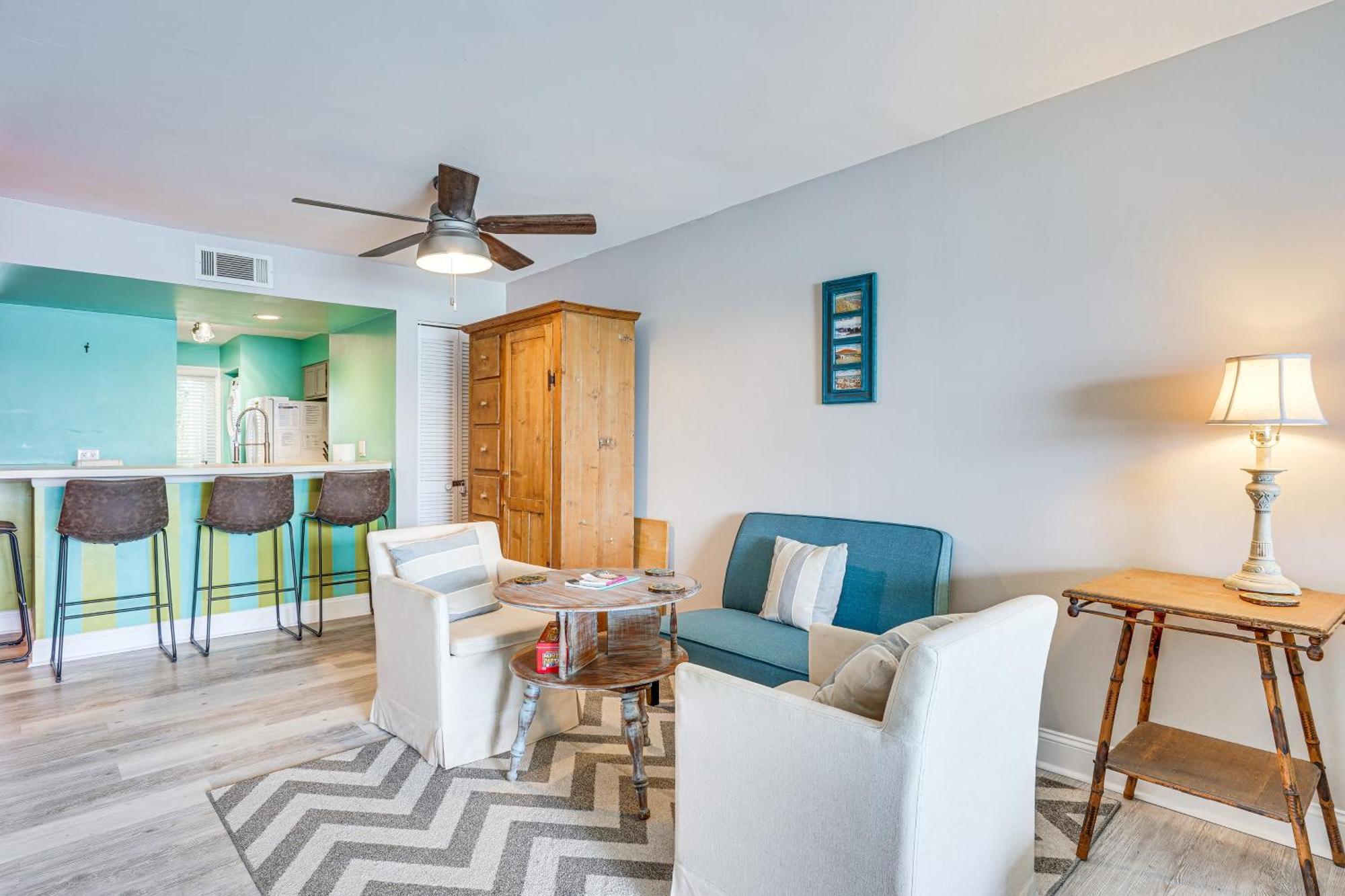 Apartment Retreat With Pool Access And River Views!