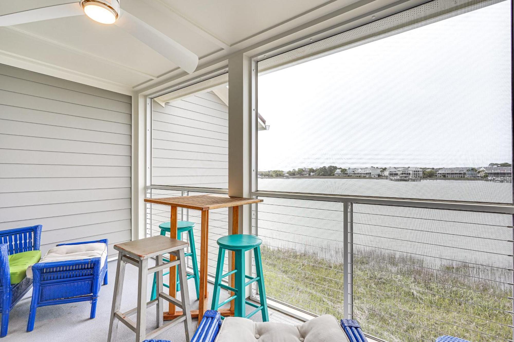 Retreat With Pool Access And River Views! *