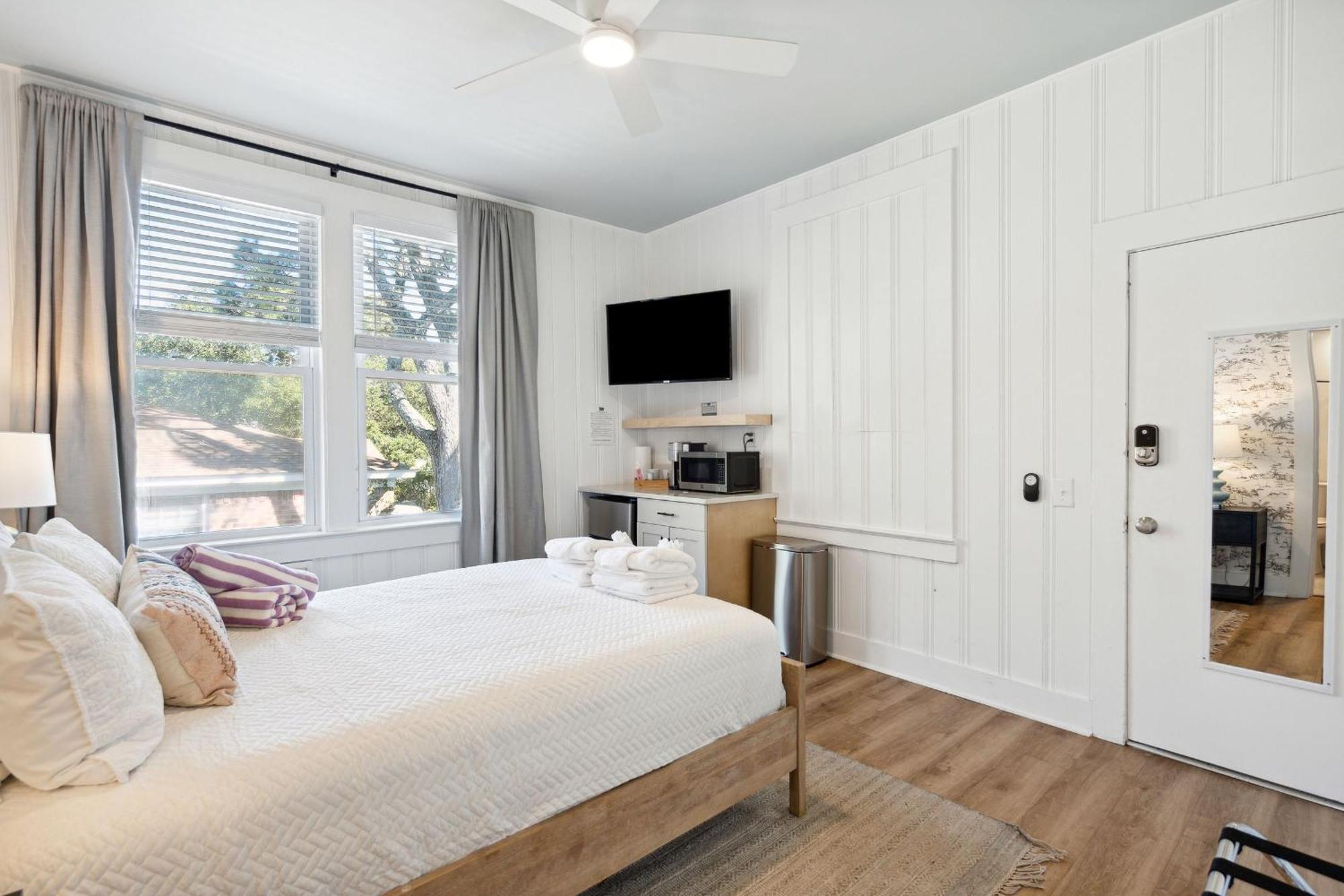Folliday - The Ariston - 34 Folly Beach
