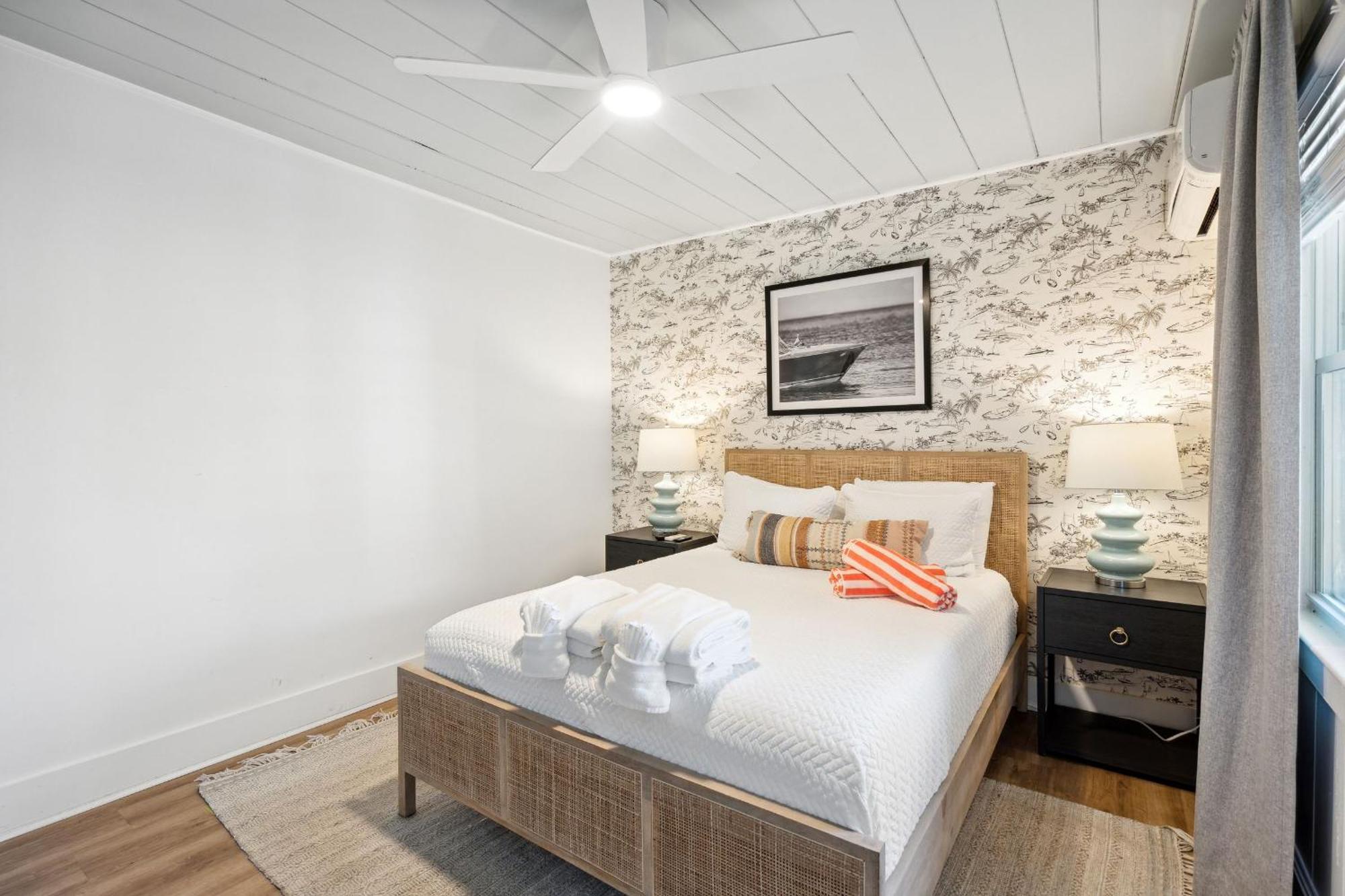 Inn Folliday - The Overnighter - 25 *