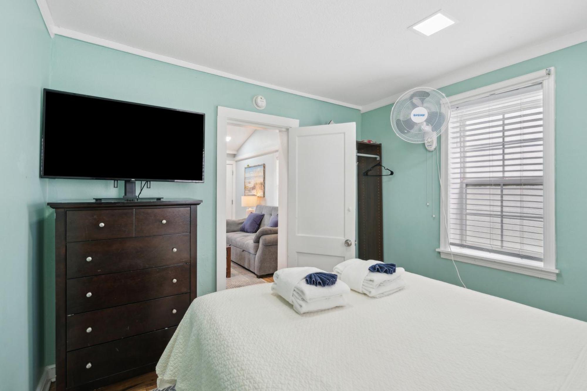 23 Center St - Sunny Side Up - Upstairs Apartment *