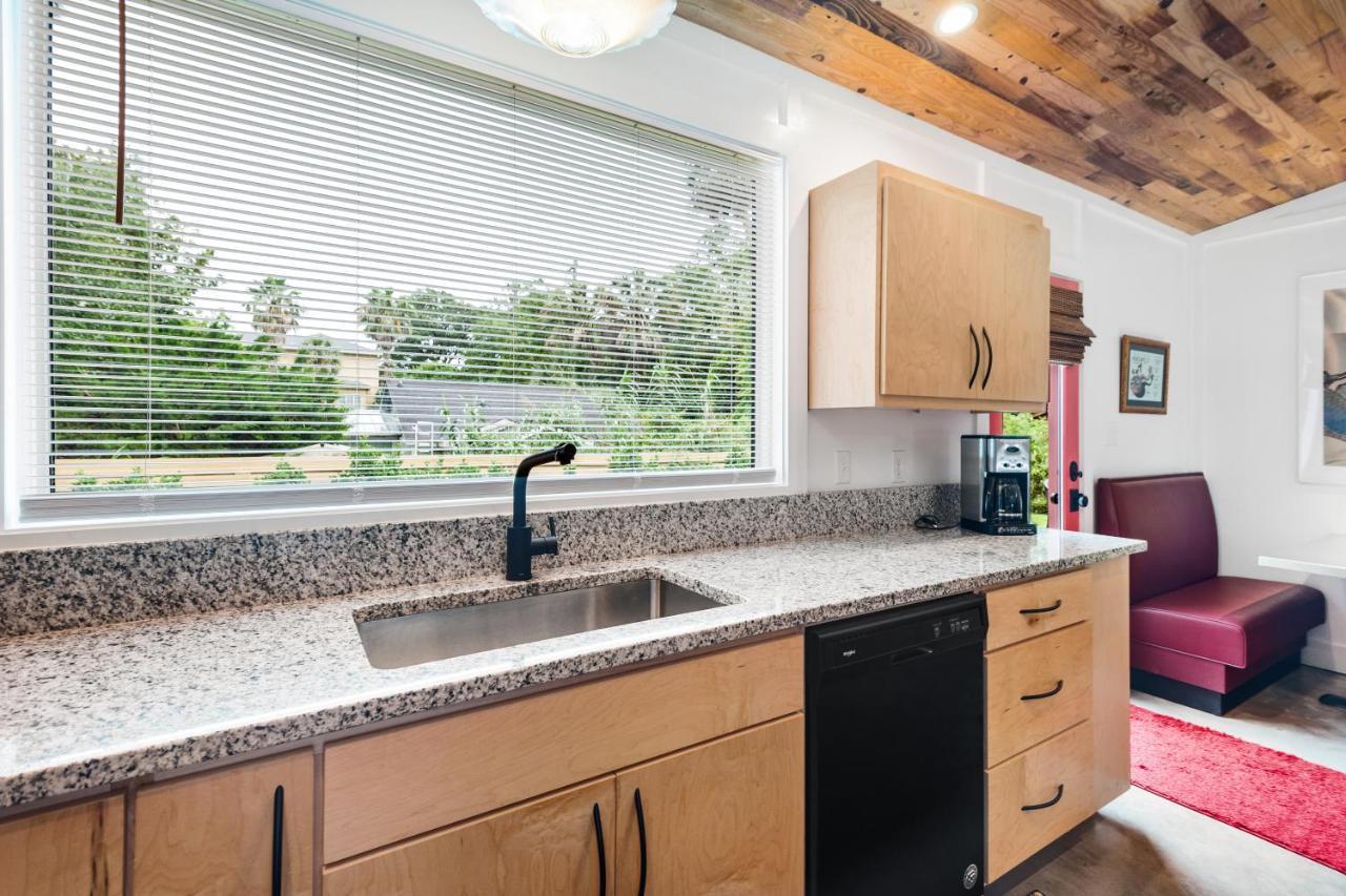 Holiday home Folly Vacation 209 East, Modern, Sassy And 3 Blocks To The